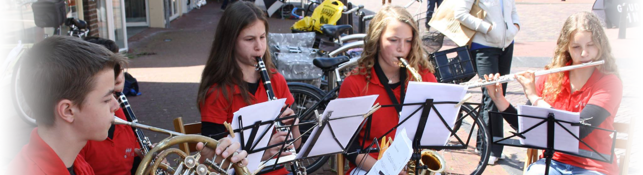 Het jeugdorkest speelt in het dorp